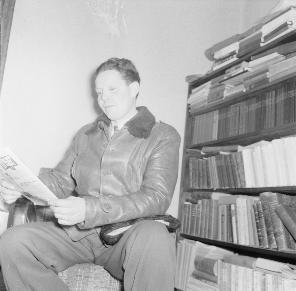 Elis Karlsson läser tidning, Håga, Biskopskulla socken, Uppland 1954
