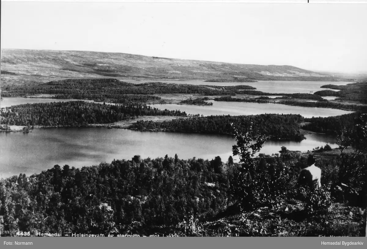 Helsinglia mot Lykkja i Hemsedal. Helsingvatn i framgrunnen og Storevatn i bakgrunnen. Kortet vart sendt i 1944.