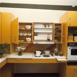 Kjøkken i solgult. Illustrasjonsbilde fra Nye Bonytt 1974.