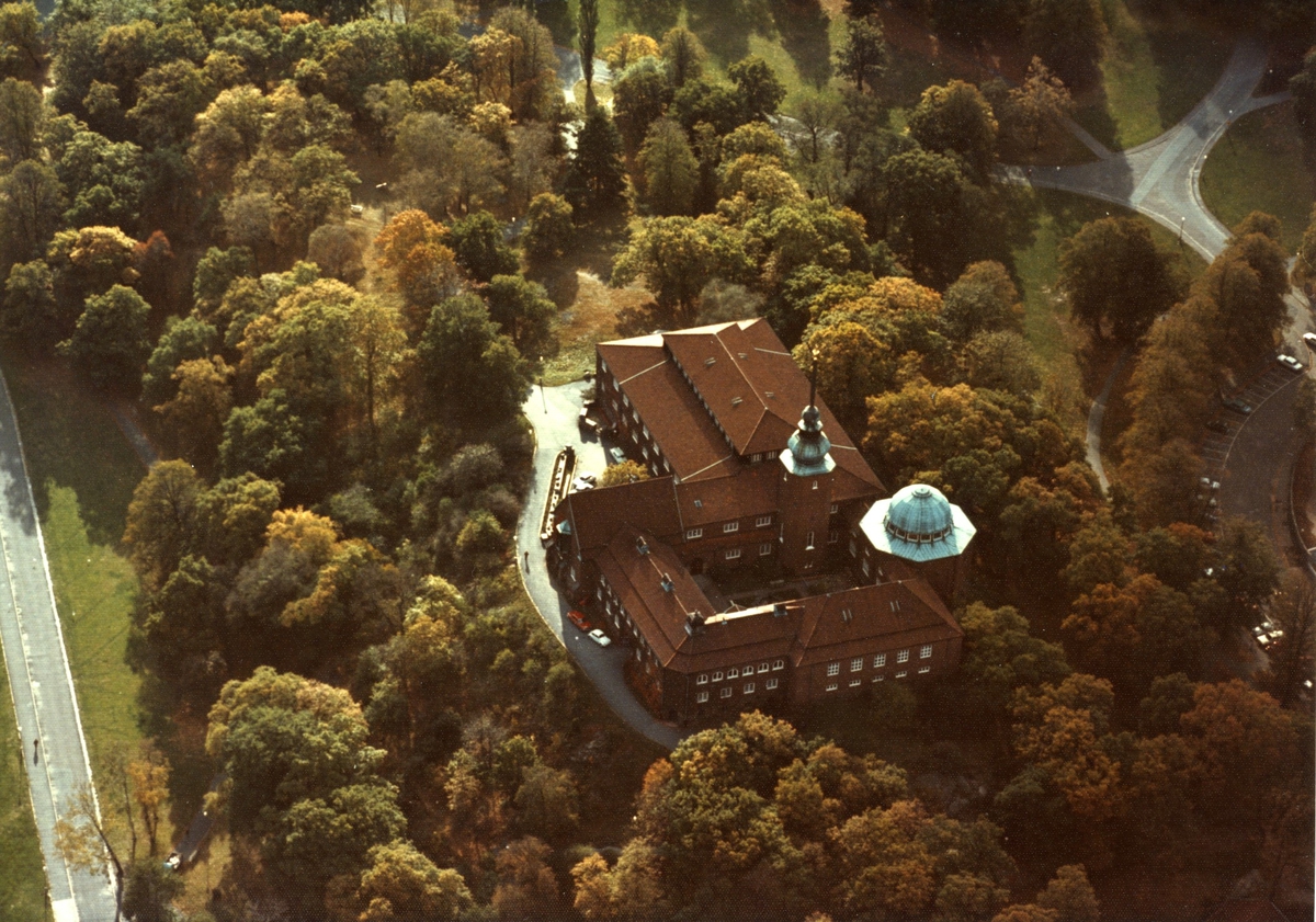 'Flygbild över museet  sett från Rosengatan, sensommar. :: Bilden är tagen före tillbyggnaden.'