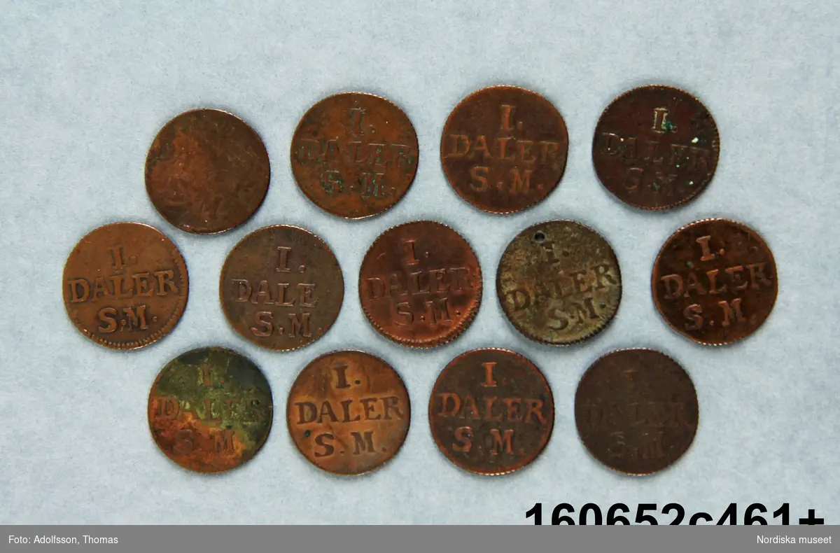 Tretton likadana mynt, Nödmynt typ 1 "Kronan". Ett ex med hål.
