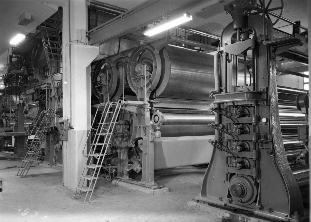 PM 3 Torkparti och Kalander i Papyrus fabriker, okt. 1950.