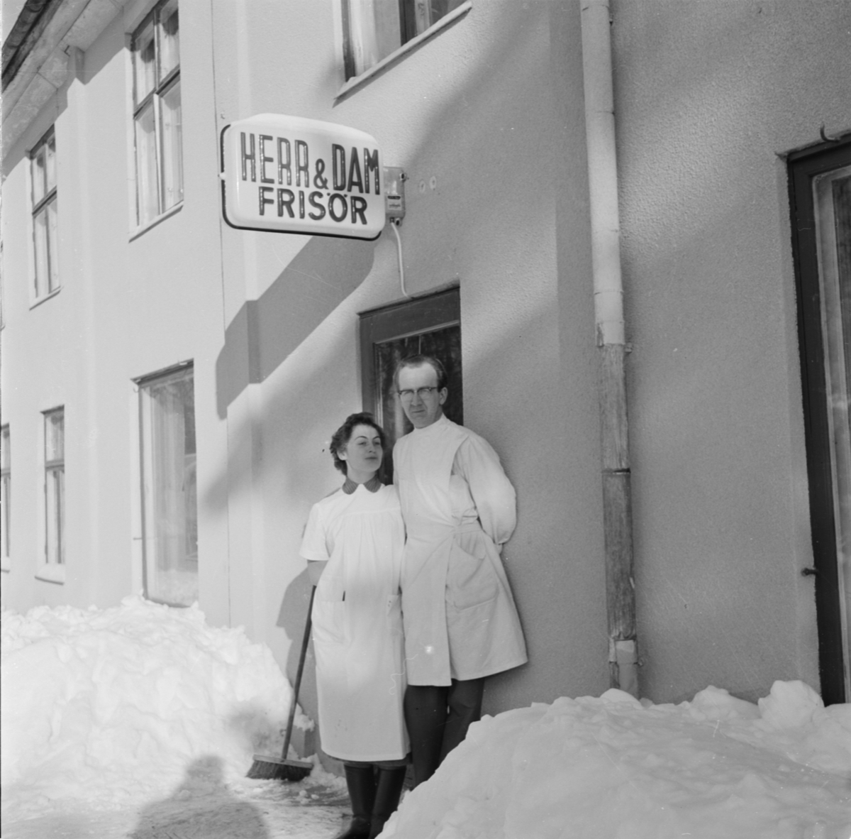 Frisörerna Schenning och Birger Tägtström utanför frisersalong, Uppland 1956