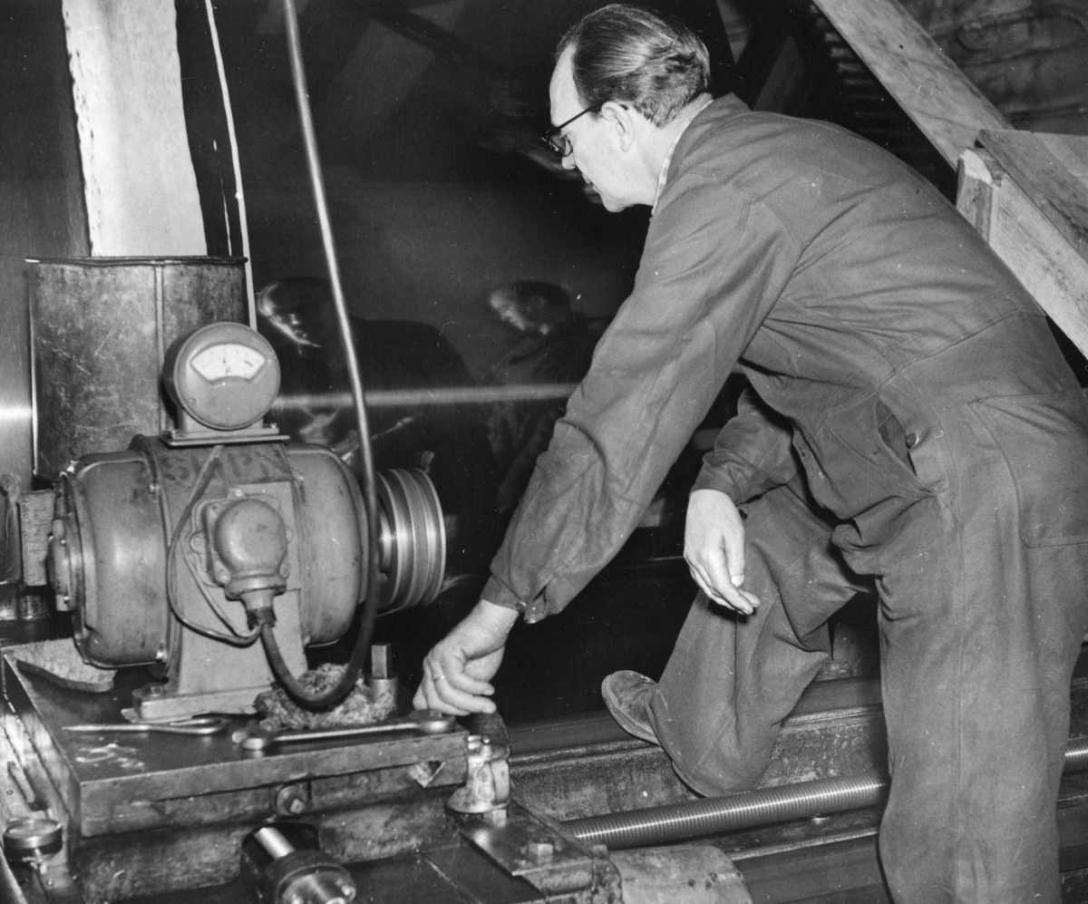 Pm 8, slipning av cylinder på Papyrus fabriker, januari 1954.
En man är med på bilden. Ossian Forsell.
