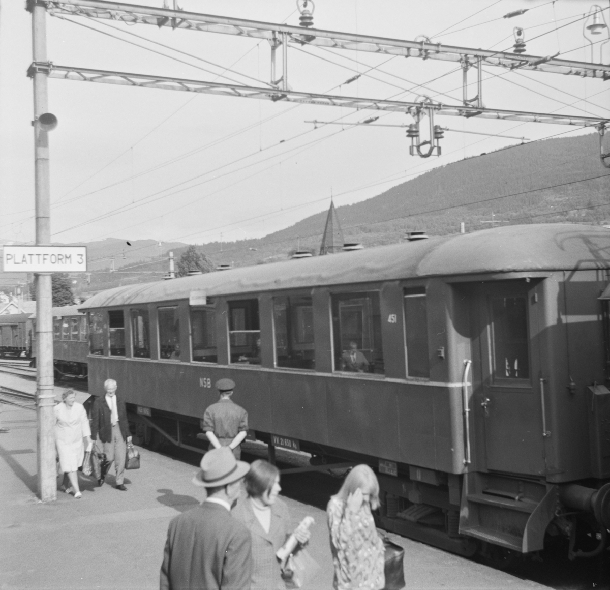 Personvogn B23 nr. 451 på Voss stasjon i tog til Granvin.
