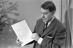 Dagblad-journalist og forfatter Per Hansson med brev adresse