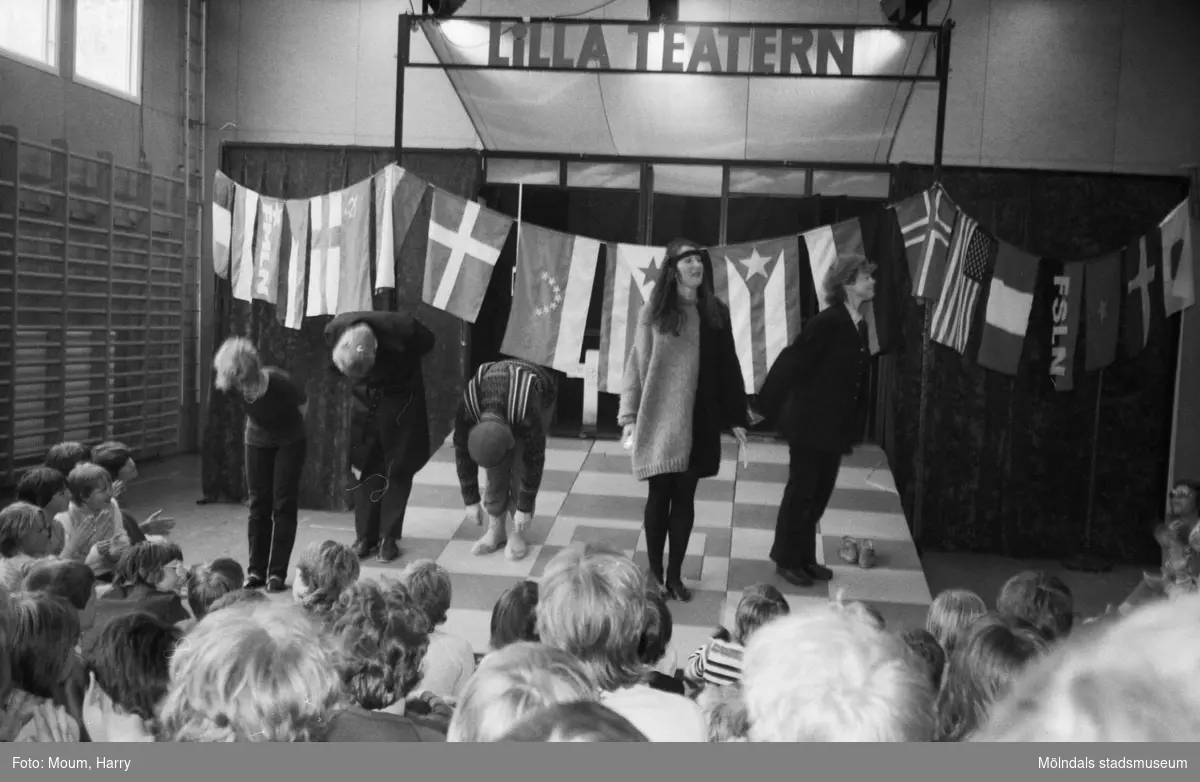 Lilla Teatern har föreställning på Brattåsskolan i Kållered, år 1983.
