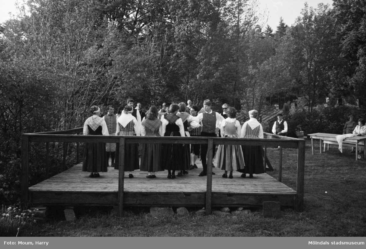 Gammeldans i Långåker, Kållered, år 1983. Kvarnbyns folkdanslag dansar till musik framförd av Kållereds spelmanslag.

För mer information om bilden se under tilläggsinformation.