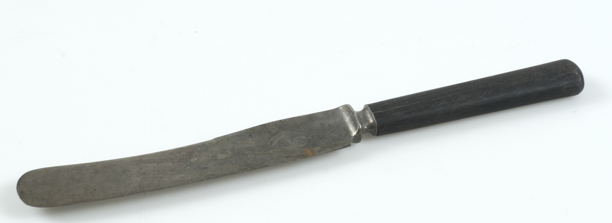 Kniv. Bordskniv med svart handtag (möjligen horn). Stämpel: Jernbolaget Eskilstuna.