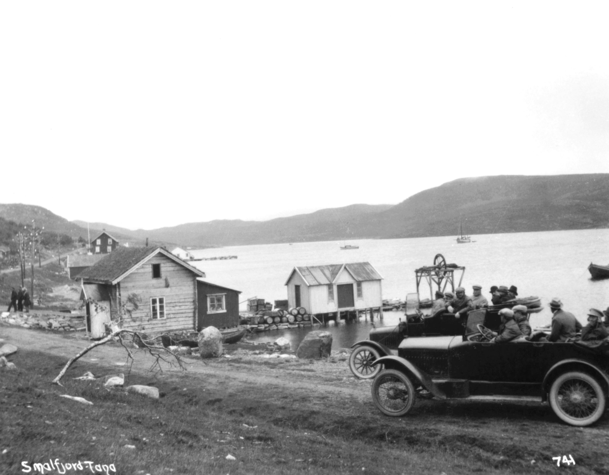 Jernbanekomiteen i Smalfjord. Den bakerste bilen er en Ford T-modell.