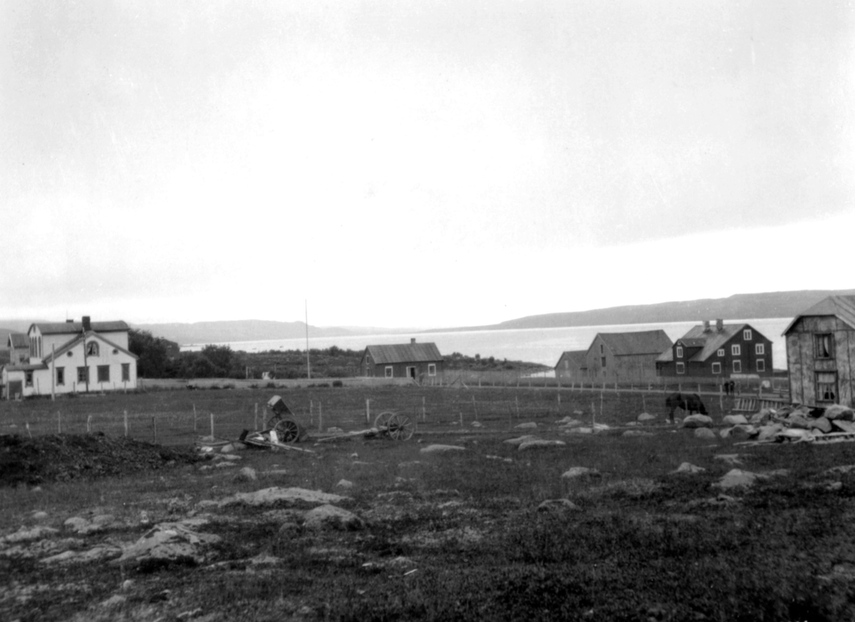 Bebyggelse ved Nyborg. Lensmann Pleyms gård til venstre.