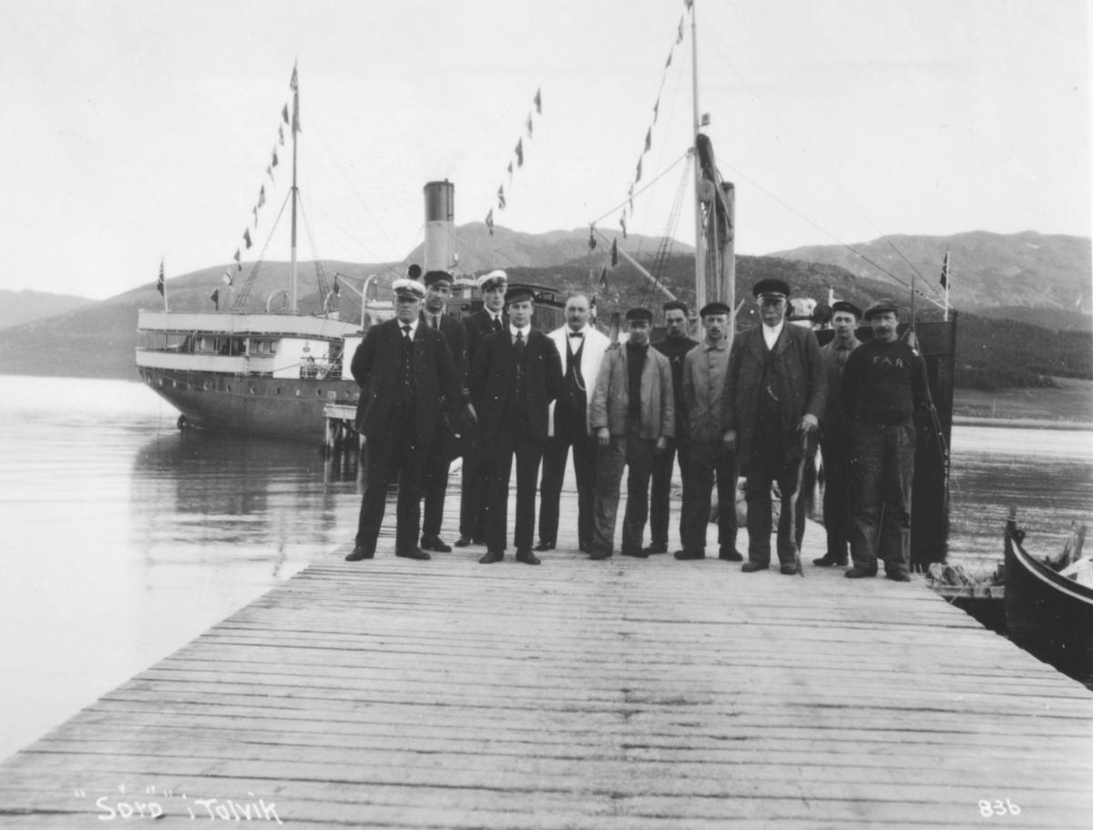 Mannskapet på lokalbåten Sørø oppstilt på kai i Talvik