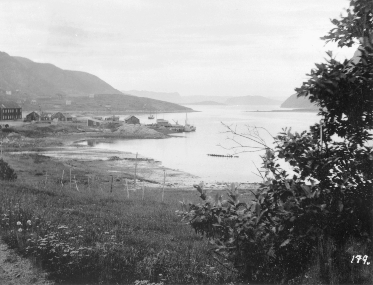 "Kåfjord ved natt" er tittelen på dette bildet og viser et oversiktsbilde over Kåfjord. Bildet er tatt under en reise med Stortingets Jordbrukskomite, der Kleppe var medlem, i 1935.  Bildene ble gitt som gave til fylkesmann Gabrielsen etter krigen.