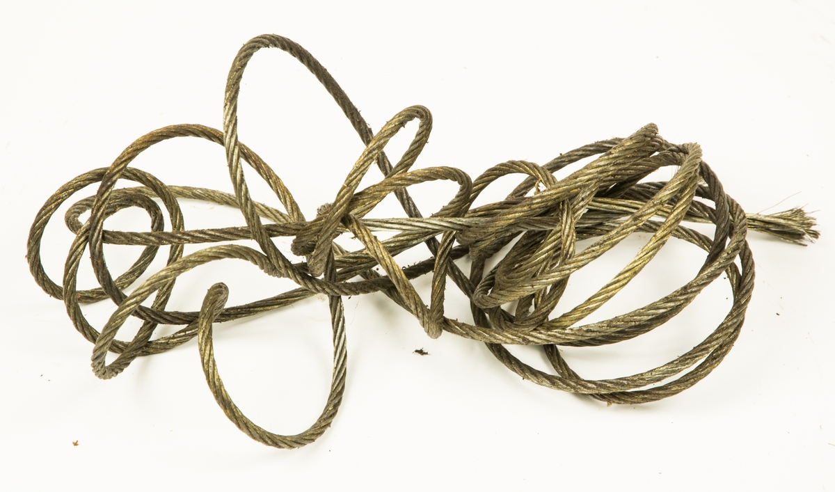 Wire 10 mm 12 m med öglor förvarad i trälåda med lock
bärgningsutrustning