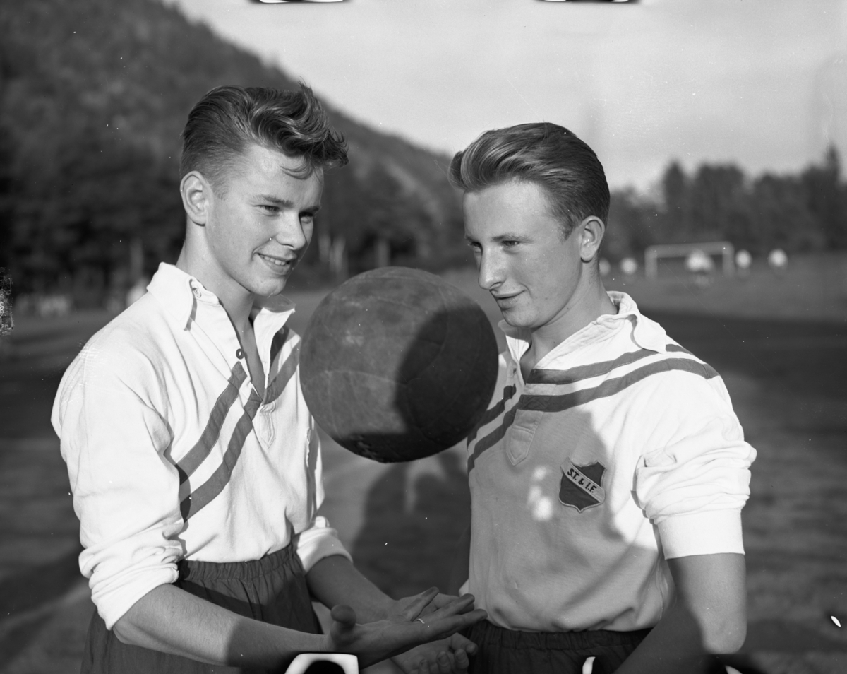 Vardens arkiv. "Fotball, Skotfoss. Ove Roe og Bjørn" 30.07.1953