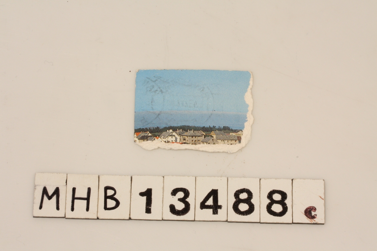 Frimerke med bilde av dampskip på del av postkort