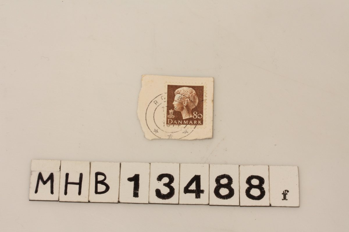 Dansk frimerke på del av postkort