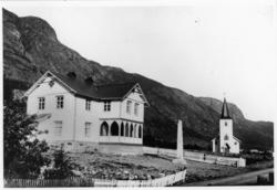 Heradshuset (Tingbygnaden) og Hemsedal kyrkje, truleg i 1914