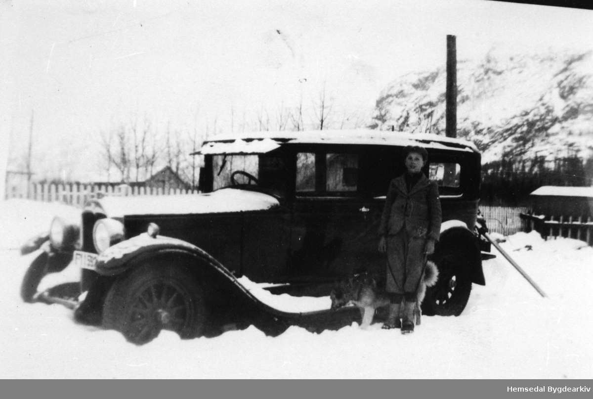 Leif Juvet ved bilen til faren, ca. 1945.