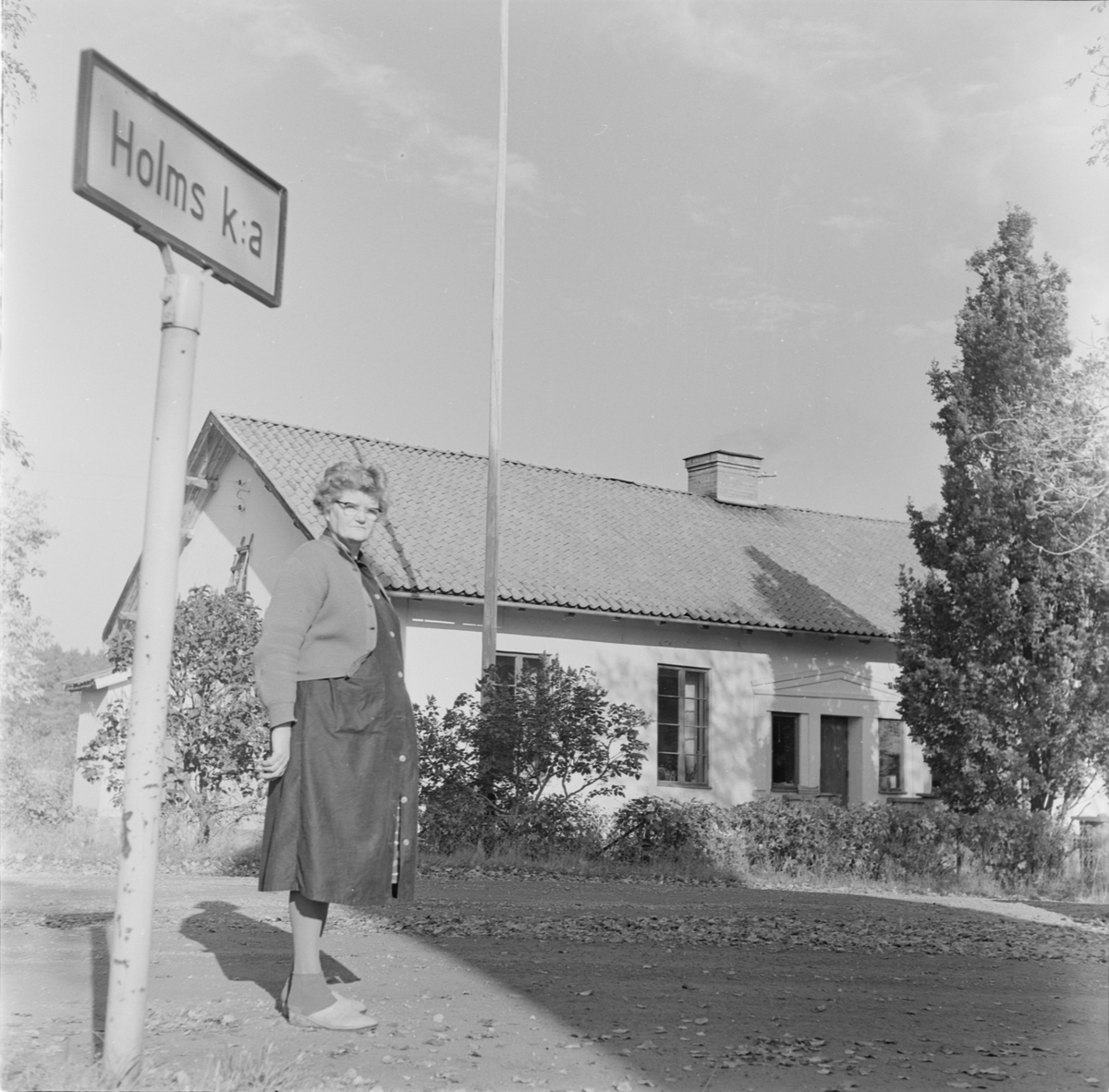 Svea Andersson vid Holms skola, Holm socken, Uppland 1962