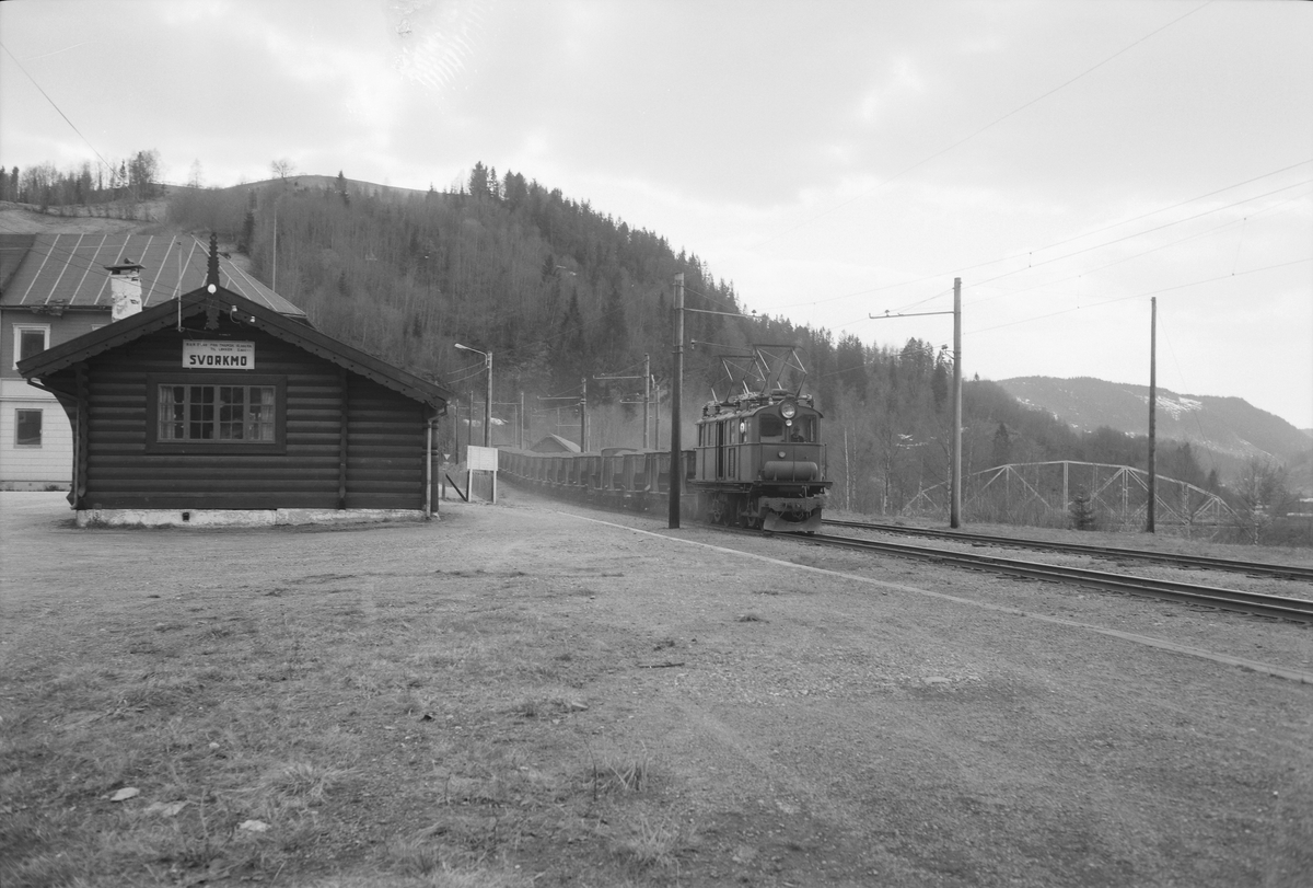 ASEA-lokomotiv med malmvogner passerer Svorkmo stasjon.