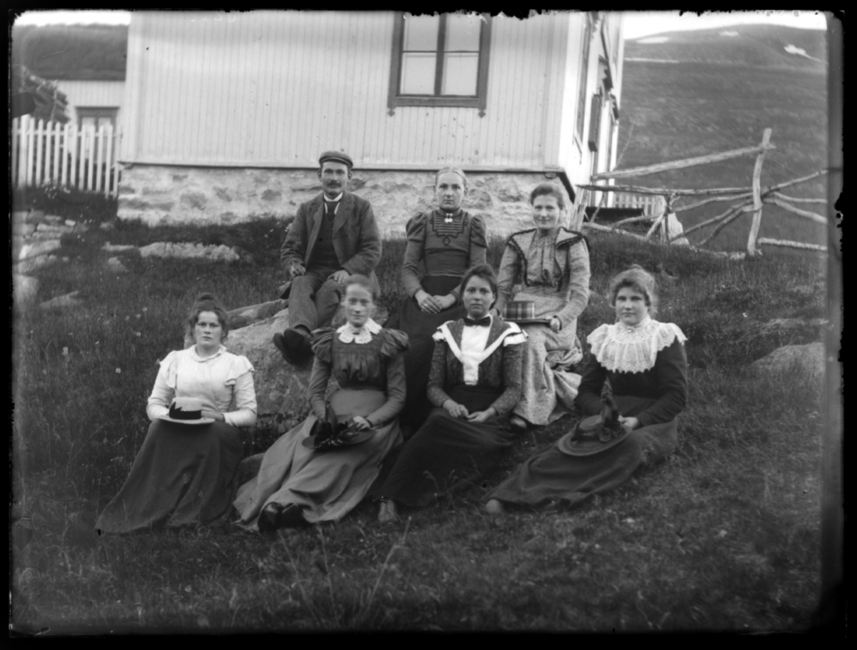 Gruppebilde foran fogedgården på Langnes i Tana