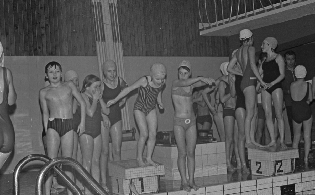 Haraldshallen. Haugesund svømmeklubbs yngste garde - trening.