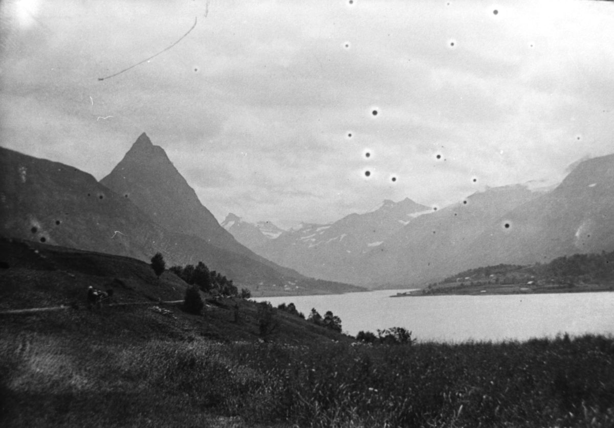 Fjorden inn til Straumgjerdet med Strømshornet, Sykkylven
