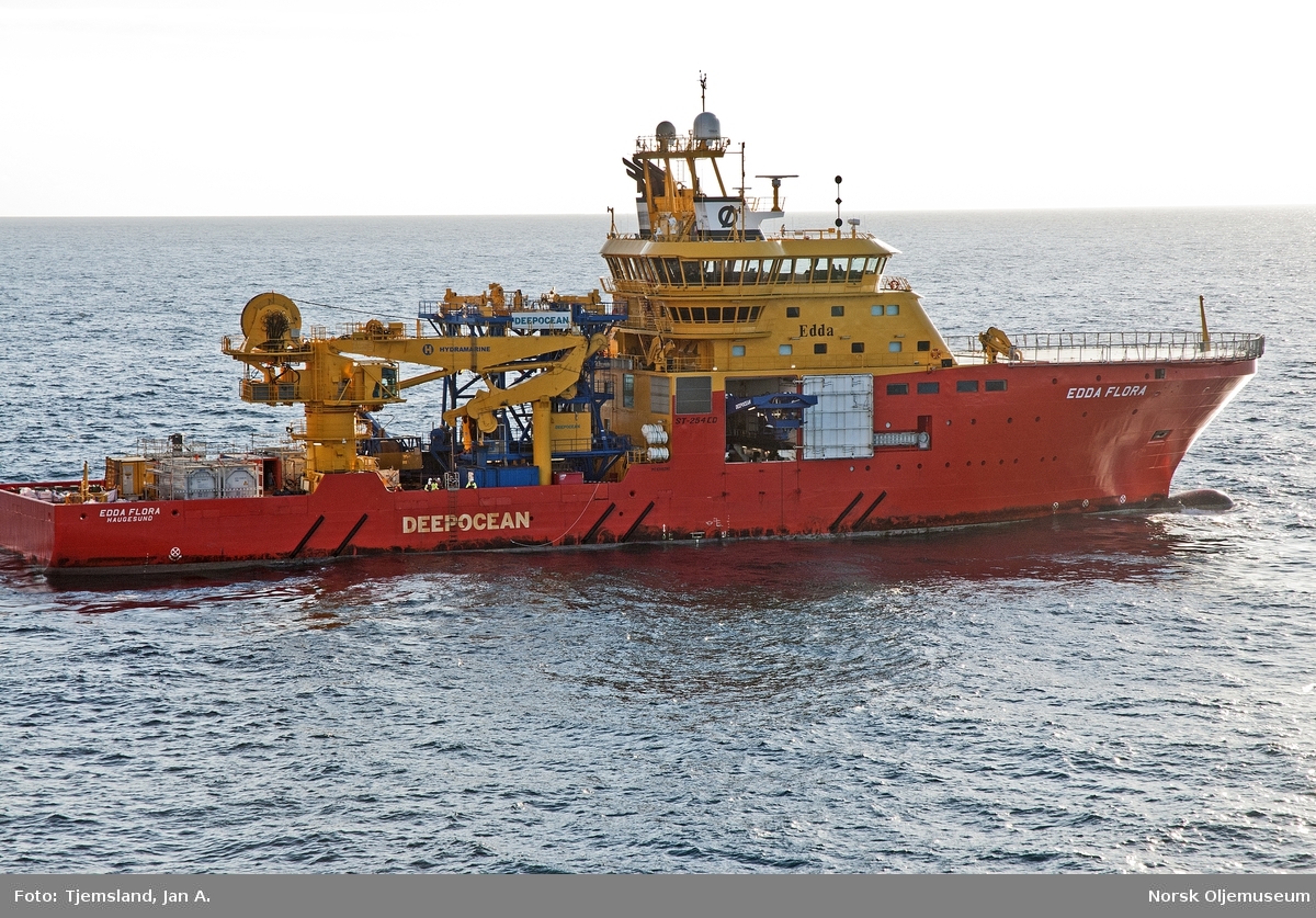 Spesialfartøyet Edda Flora fra firmaet Deep Ocean utfører undervannsarbeid på Valhall-feltet.