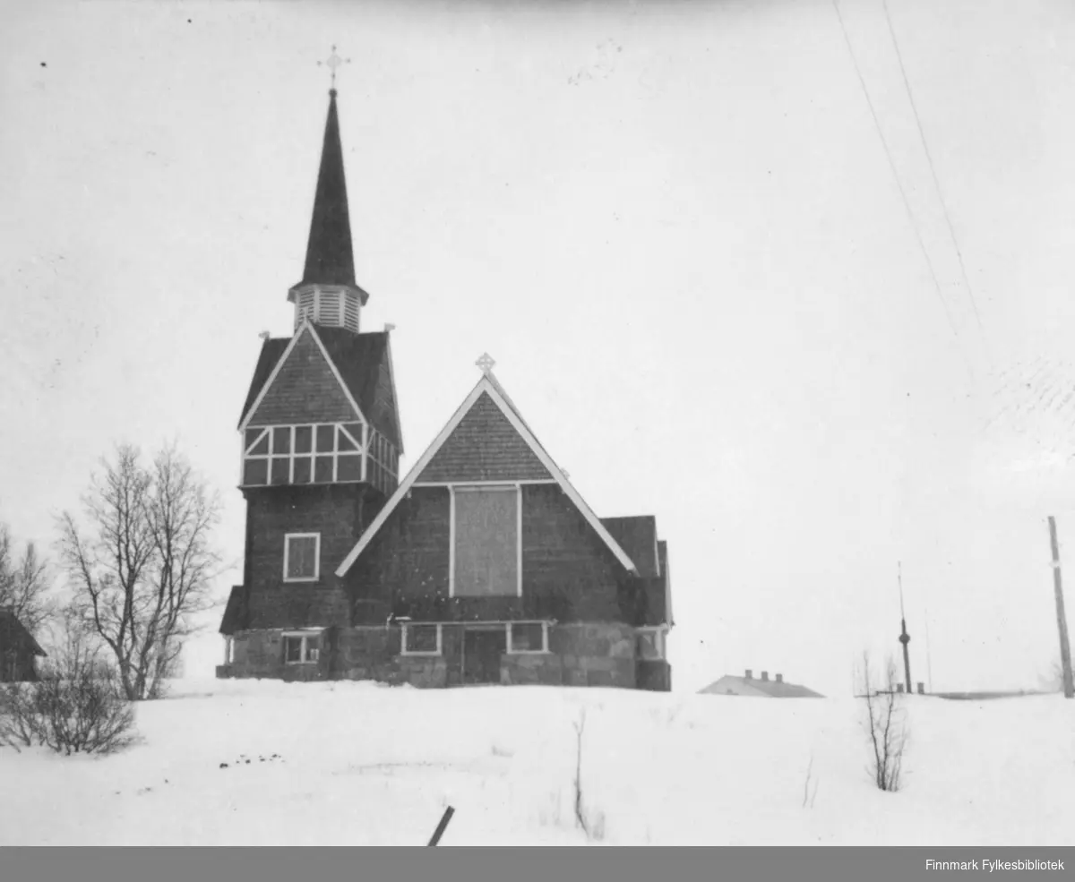 Karesuando kirke fotografert på vinter i Karesuando, Sverige ( bildet kan også vare tatt på finsk side av elvaen?). Bildet er et stereobilde.          .