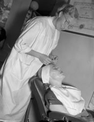 Vardens arkiv. "Skjønnhetssalong" 25.07.1953