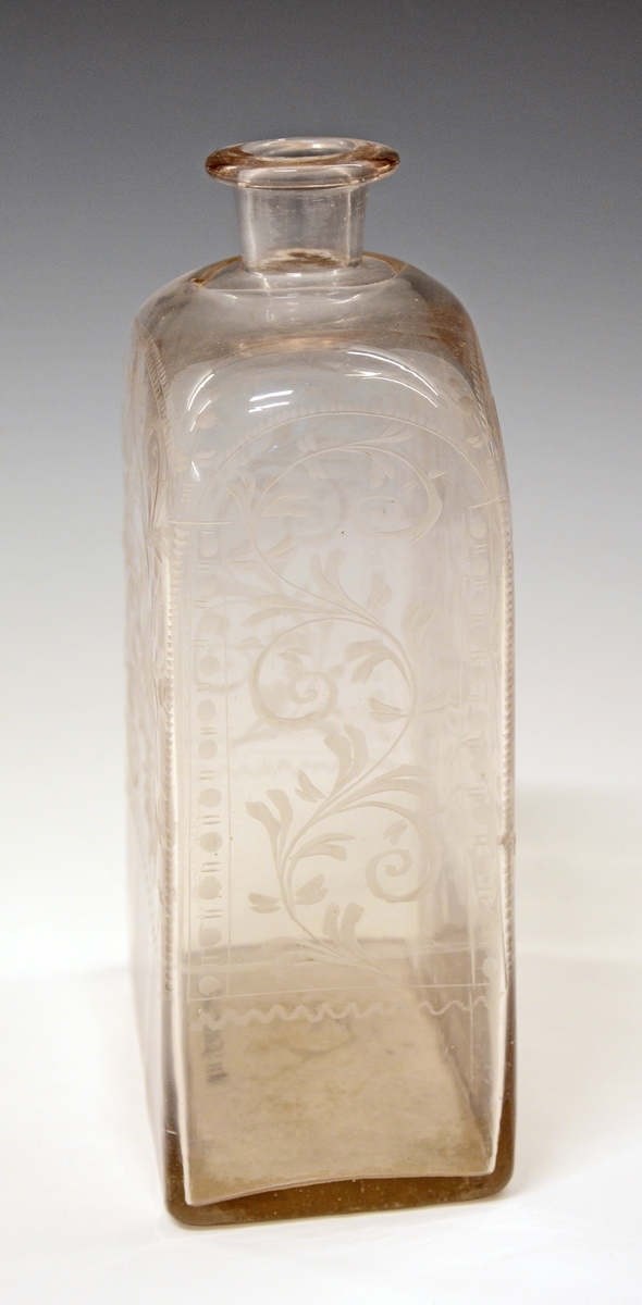 Stor glassflaske av typen kantineflaske. Gravert. Hurdal eller Gjøvik 1790-1820.