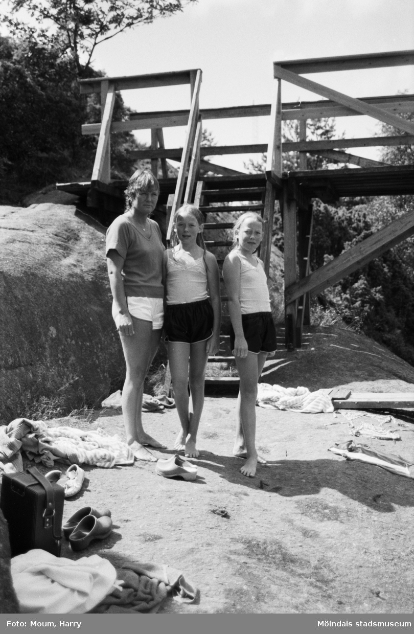 Två flickor och en kvinna vid Bergsjöns badplats i Kållered, år 1983.

För mer information om bilden se under tilläggsinformation.