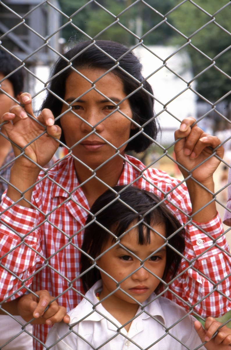 Kvinne og barn i Tuen Mun flyktningeleir i Hong Kong.