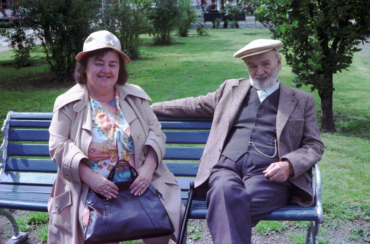 På en parksoffa i Esplanadparken i Huskvarna sitter fru Lindström och "John i bäcken".