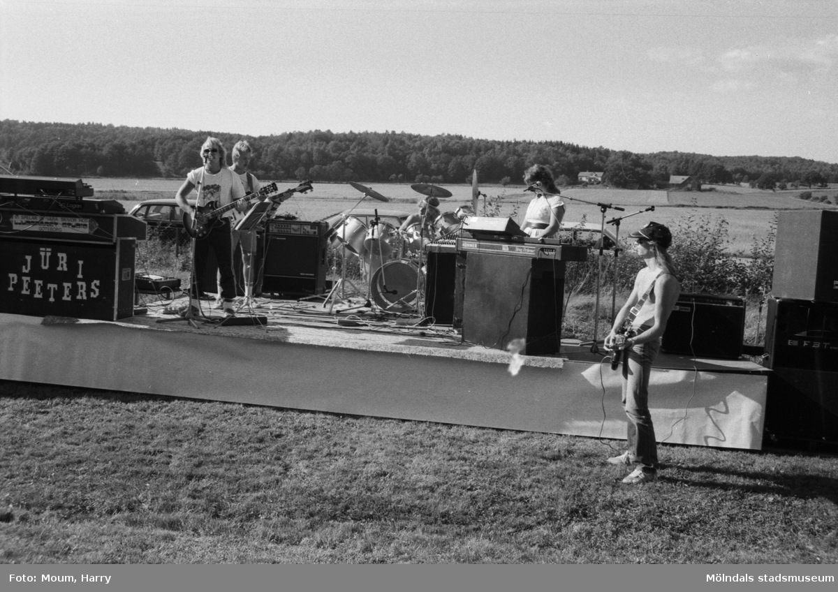 Lindome finska förening arrangerar utomhuskonsert i Sinntorp, Lindome, år 1983.

För mer information om bilden se under tilläggsinformation.