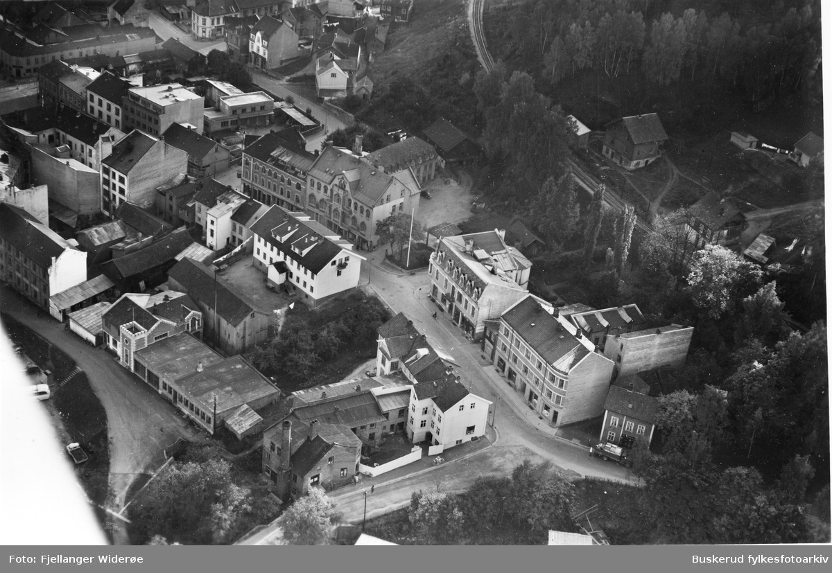 1951
øverst i Stabellsgate, Arnemannsveien, Brannstasjonen, Grønlie farge