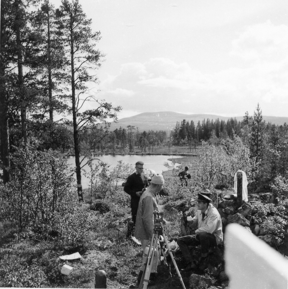 GEODESI, Trilaterasjon (tellurometermåling): Helikopter og personer på Svenskegrensen, år 1958