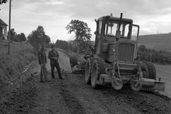 Veiarbeid på Møkkeland. Veiskrape til høyre.