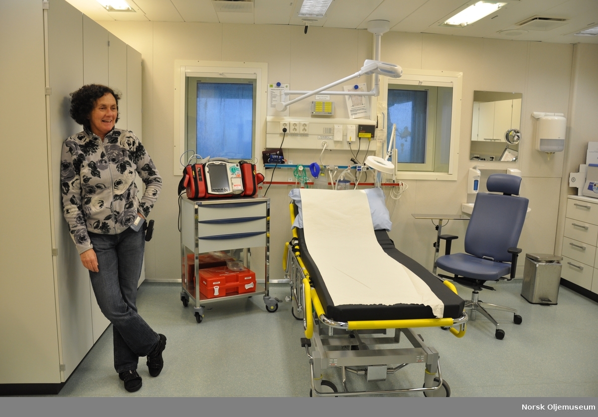 Sykepleier i sykestuen på Valhall PH.  Her finnes ulikt utstyr for diagnostikk, hjertestarter og annet nødvendig utstyr som kan kommunisere direkte med lege på land.