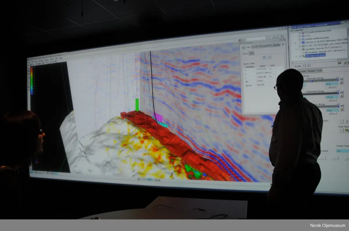 Møtedeltakere studerer 3D modell over havbunnen og sesmiske data.