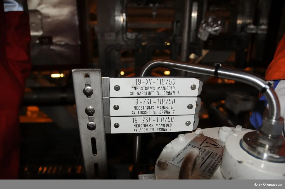 Nærbilde av skiltene til en nedstrømsventil på en av modulene som skal til de frittstående flankene på Valhallfeltet.
