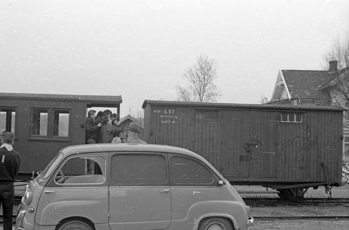 En Fiat Multipla 1960-modell foran et av de siste togene på Urskog-Hølandsbanen, i forbindelse med overføring av materiell til Jernbanemuseet på Hamar.