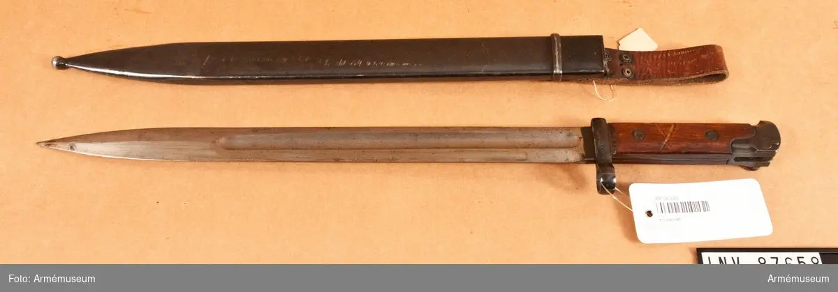 Rysk knivbajonett med balja och remfäste till automatgevär m/1938 Tokarev. Märkt 4C585.