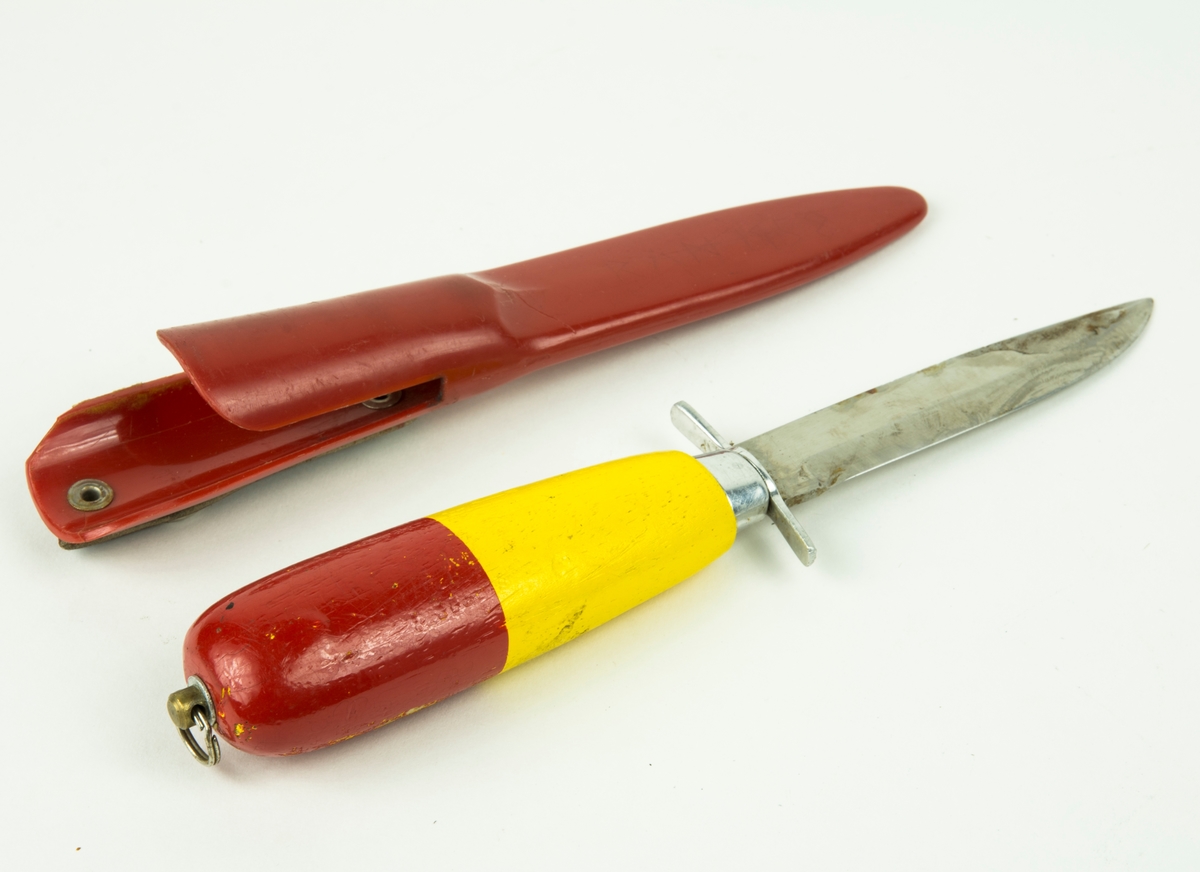 Slidkniv på knivens slida finns en hälla för fästning i bälte eller dylikt.