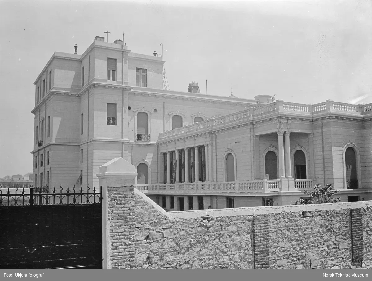 En villa i Egypt, antakelig Kristian Birkelands villa i Helwan. Birkelands villa hadde et eget spesialbygget observatorium.