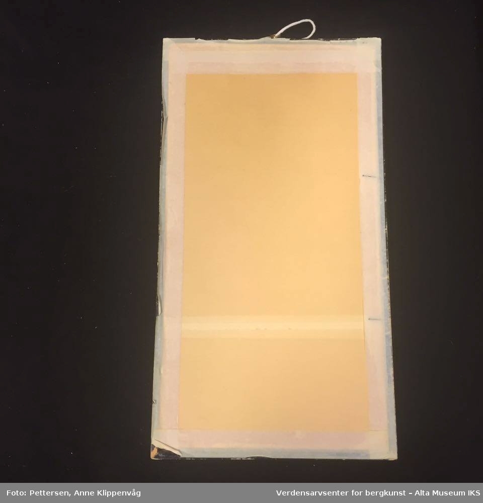 Rektangulær gullfarget ramme med glass. Innrammet finner man 16 arbeidsregler for pleiepersonalet ved Jansnes Pleiehjem - skrevet med skrivemaskin. Midt på rammens overside er det skrudd fast et rundt oppheng.