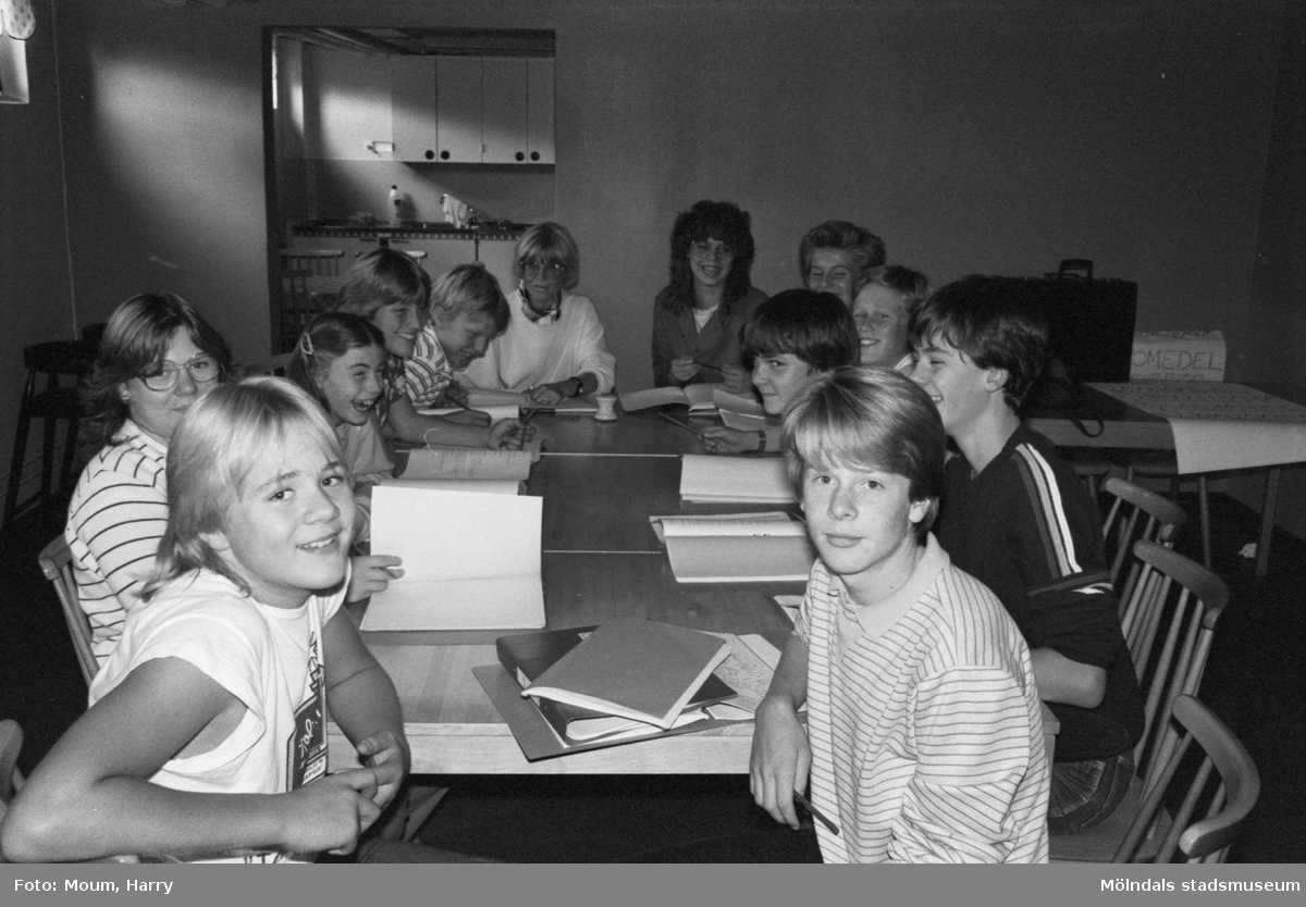 Elever från Lindhaga- och Almåsskolan deltar i kurs om mötesteknik på Torrekulla turiststation i Kållered, år 1983.

För mer information om bilden se under tilläggsinformation.
