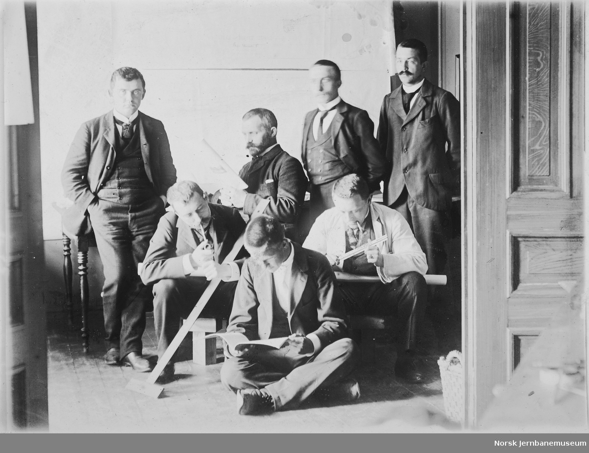 Gruppebilde med seks menn, trolig ingeniører ved Vossebanens ombygging