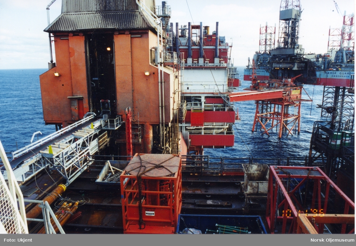 Boreplattformen DP åp Valhall-feltet. I bakgrunnen ligger Maersk Guardian ved Brønnhodeplattformen WP, som blir installert (1996).